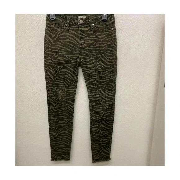 🆕Easel Distress Faded Olive Zebra Print Skinny Pants🆕 - Picture 4 of 12